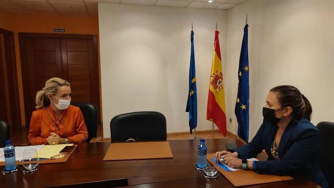 La presidenta del PP, Teresa Mallada y la presidenta de FADE, María Calvo.