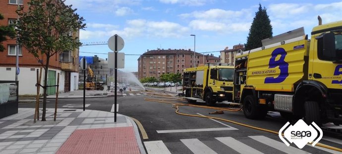 Bomberos controlan una fuga de gas tras romperse una canalización en la calle Santa Isabel en Lugones .