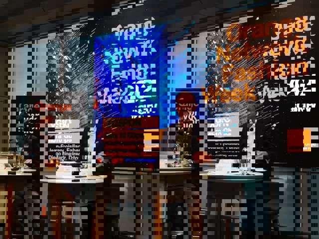 De izda a dcha: El director para el mercado residencial de Orange, Diego Martínez , y el consejero delegado de Orange España, Jean-François Fallacher,  en la 'Orange Network Fashion Week'