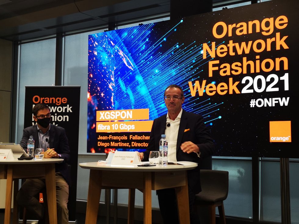 De izda a dcha: El director para el mercado residencial de Orange, Diego Martínez , y el consejero delegado de Orange España, Jean-Franois Fallacher,  en la 'Orange Network Fashion Week'
