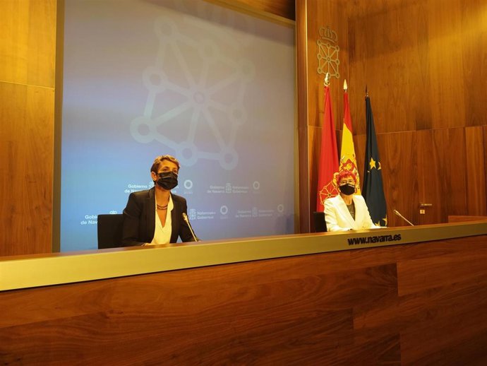 La presidenta del Gobierno de Navarra, María Chivite (i), y la consejera de Salud, Santos Induráin, en una rueda de prensa para anunciar flexibilización de medidas frente al Covid-19.