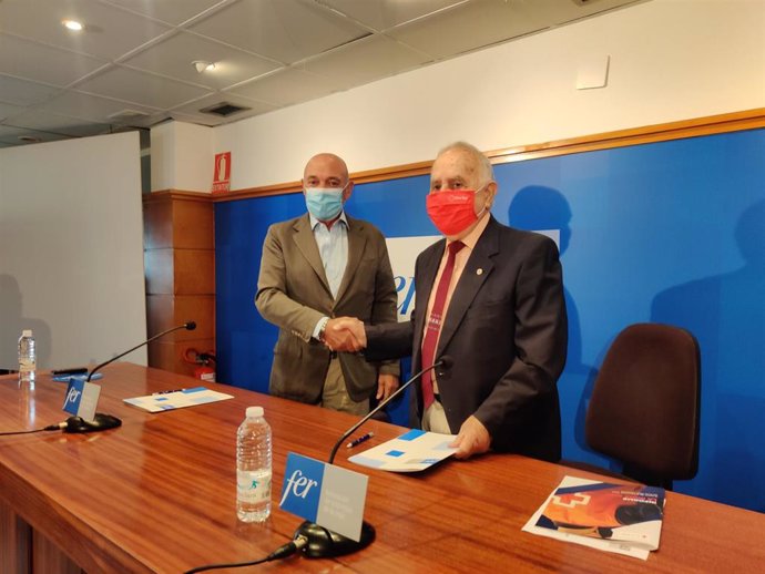 El presidente de la FER, Jaime García-Calzada, y el presidente autonómico de Cruz Roja, Fernando Reinares, han suscrito un convenio de colaboración