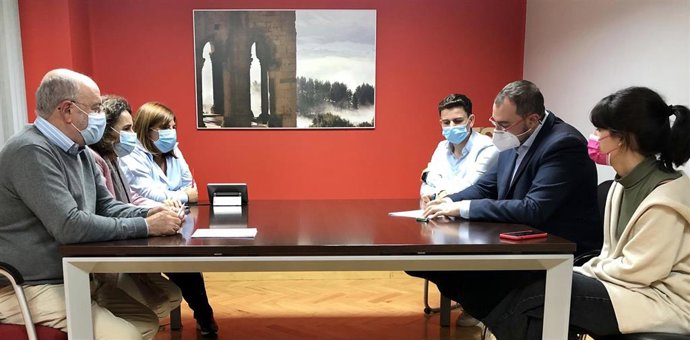 Adrián Barbóin en la sede del PSOE asturiano firmando la candidatura.