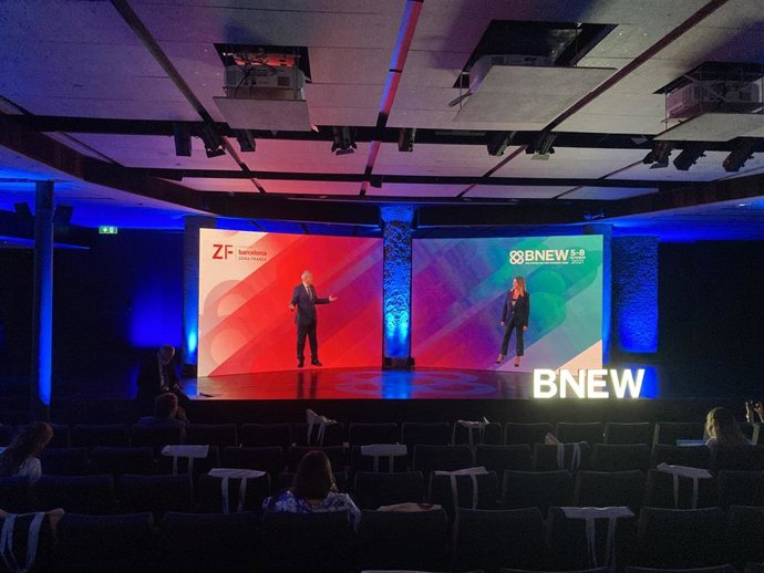 El delegado especial del Estado en el Consorci de la Zona Franca de Barcelona (CZBF), Pere Navarro, y la directora general del CZFB, Blanca Sorigué, durante la presentación de la segunda edición de BNEW.