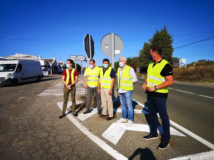 Los alcaldes de Manzanilla y de Paterna del Campo (Huelva), Cristóbal Carrillo y Juan Salvador Domínguez, en la zona.