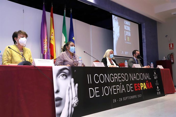 Amo y Gómez (centro), entre Valenzuela y Herrador, en la inaguración del II Congreso Nacional de Joyería.