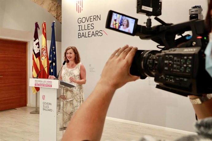 La presidenta del Govern, Francina Armengol, durante la rueda de prensa posterior a la Mesa de Diálogo Social.