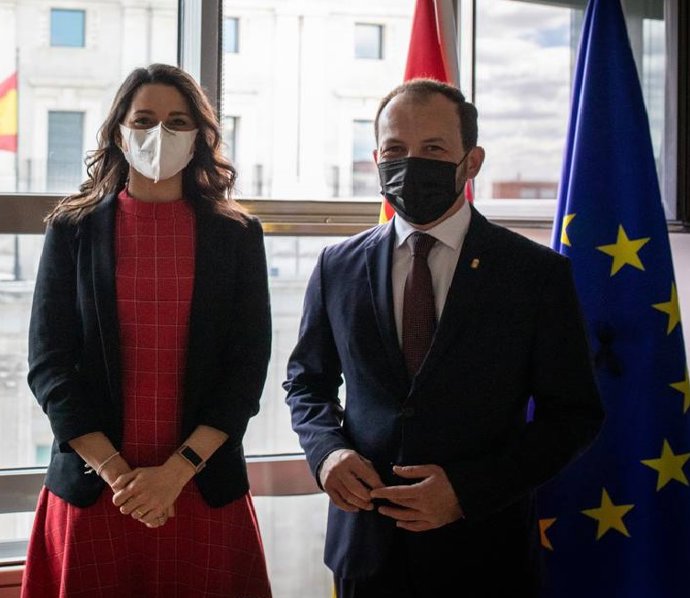 Archivo - La presidenta de Cs, Inés Arrimadas, y el coordinador de Cs en La Rioja, Pablo Baena, en una reunión en Madrid