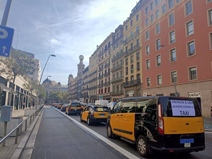 Taxistas durante la marcha lenta este martes en Barcelona