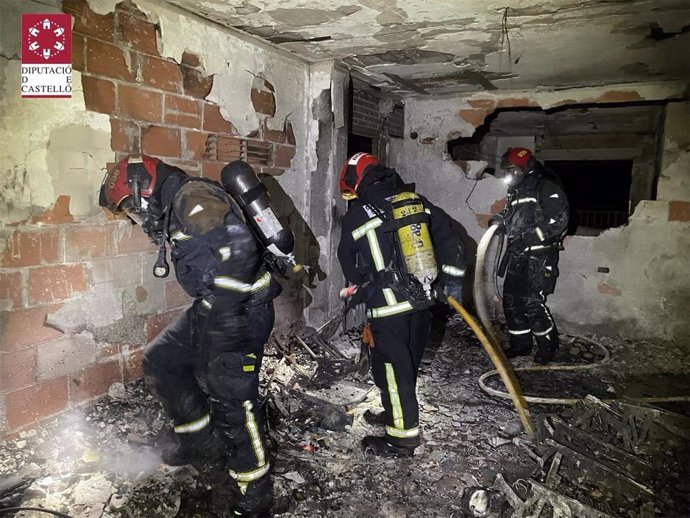 Tasques d'extinció de l'incendi d'una vivenda a Benicssim