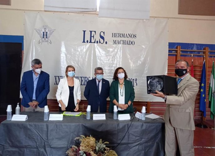 El subdelegado del Gobierno, Carlos Toscano, en el acto de reconocimiento de la DGT al IES Hermanos Machado de Dos Hermanas.