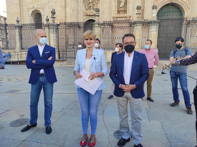 Archivo - Francisco Díaz, María Cantos y Miguel Castro, los tres concejales de Cs en el Ayuntamiento de Jaén que han abandonado el gobierno local, y con Bruno García de fondo