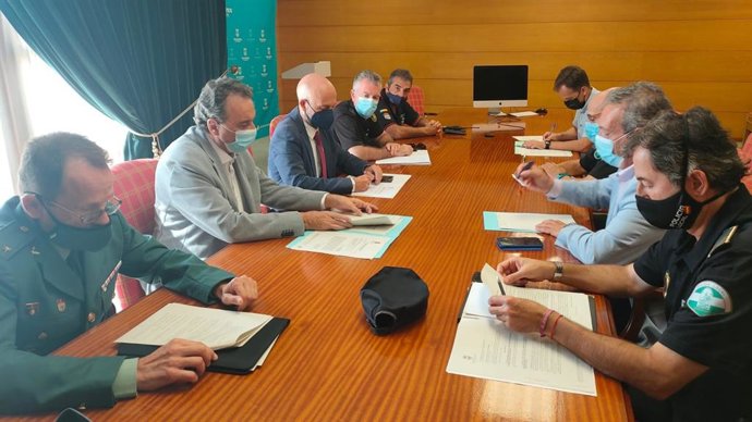 El subdelegado del Gobierno en Málaga, Javier Salas, junto al alcalde del municipio malagueño de Torremolinos, José Ortiz, durante la Junta Local de Seguridad de la localidad