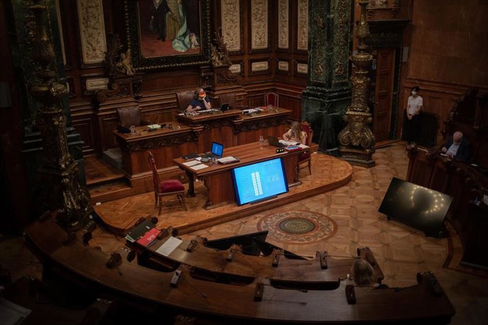 Archivo - Vista general de la intervención de la alcaldesa de Barcelona, Ada Colau (c), en una sesión plenaria en el Ayuntamiento de Barcelona, a 23 de julio de 2021, en Barcelona, Catalunya (España).