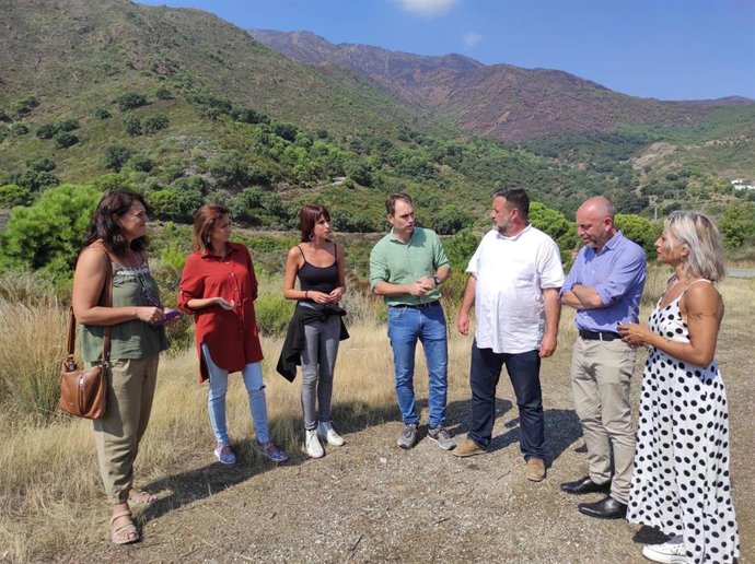 Dirigentes de Unidas Podemos por Andalucía visitan en Estepona la zona afectada por el incendio en Sierra Bermeja.