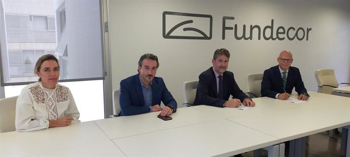Luque y Cañadilla (centro), entre Linares y Peñafiel, durante la firma del convenio en la sede de Fundecor.