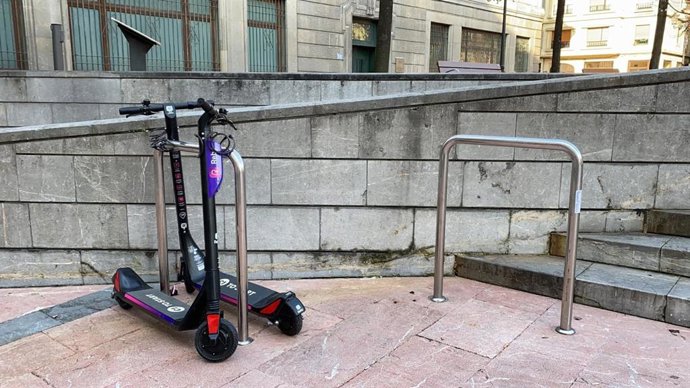 Archivo - Patinetes eléctricos en Oviedo.