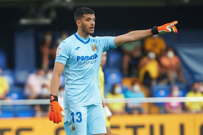 Archivo - Rulli defendiendo la portería del Villarreal