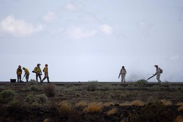 Operarios limpian de cenizas una pista del Aeropuerto de La Palma