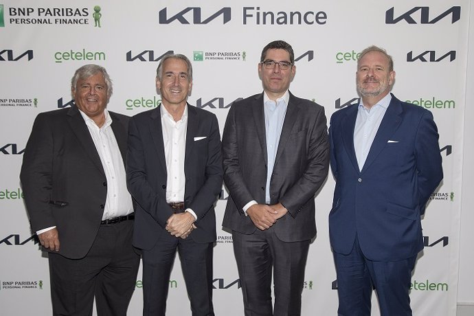 (De Izq. A Der.) Javier De Ulacia, Director De Auto De BNP Paribas Personal Finance España; Emilio Herrera, Presidente Kia Iberia; Franck Vignard, CEO De BNP Paribas Personal Finance España Y Eduardo Divar, Director General De Kia Iberia.