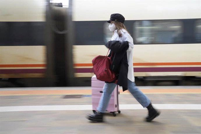 Archivo - Una mujer con su maleta en la estación de tren de Santiago de Compostela, A Coruña, Galicia (España).