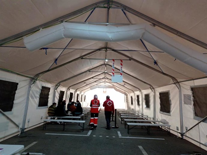 Archivo - Atención de Cruz Roja a migrantes que llegan a la provincia de Alicante