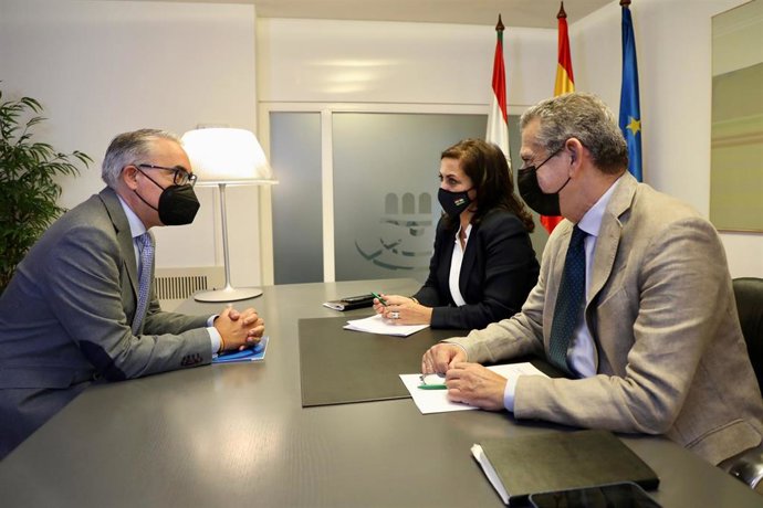 El portavoz del PP, Jesus Ángel Garrido, se reúne con el consejero de Hacienda, Celso González, y la presidenta del Gobierno, Concha Andreu