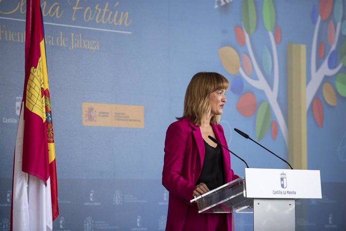 La ministra de Educación y Formación Profesional, Pilar Alegría, en una rueda de prensa en en Fuentenava de Jábaga (Cuenca)