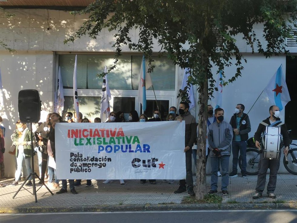 Trabajadores del sindicato CUT protestan ante el Parlamento de Galicia para pedir la aprobación de una iniciativa legislativa popular para reducir la temporalidad en el sector público.