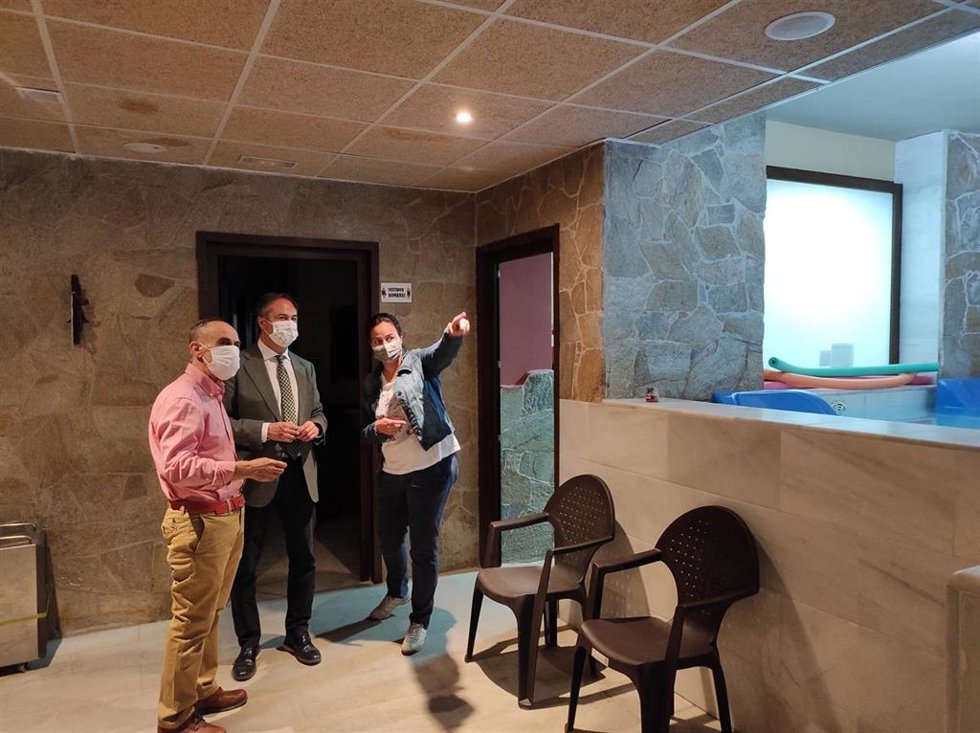 El delegado territorial de Turismo de la Junta de Andalucía en Córdoba, Ángel Pimentel (centro), visita el spa del Complejo Turístico Rural 'La Venta del Charco', ubicado en la aldea del mismo nombre en Cardeña.