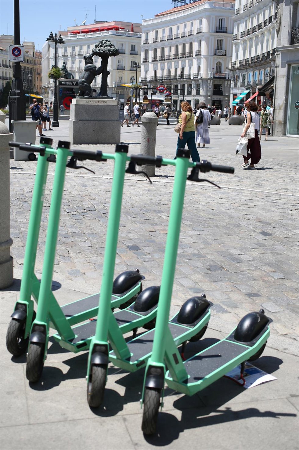Archivo - Varios patinetes estacionados en la Puerta del Sol, a 9 de junio de 2021, en Madrid (España). Los controladores del Servicio de Estacionamiento Regulado (SER) llevan impuestas 38.050 denuncias hasta el 31 de mayo. La mayoría, 29.613, han sido 