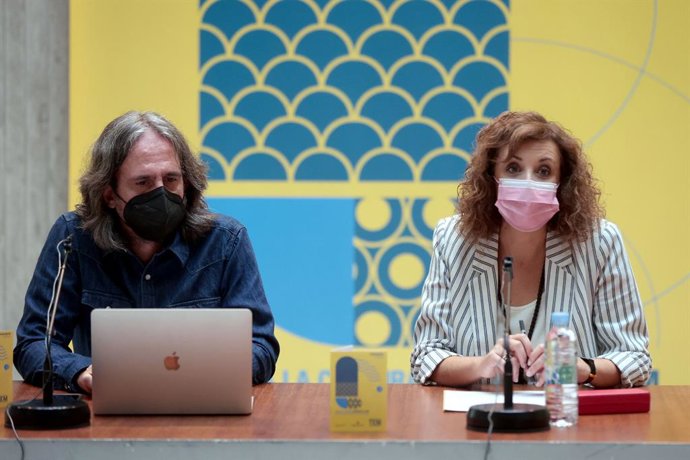 El coordinador artístico del TEM, Juanma Artigot, y la concejala de Acción Cultural del Ayuntamiento de Valncia, Maite Ibáñez, presentan la nueva temporada de la sala.