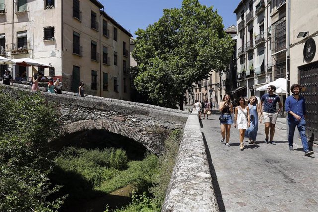 Archivo - Turistas por las calles de Granada en una imagen de archivo.