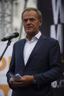 Archivo - 10 August 2021, Poland, Warsaw: Former EU Council President Donald Tusk adresses the crowd during a protest in front of the Polish Parliament (Sejm) as part of a nationwide protest against a proposed bill by the lawmakers of the ruling party L