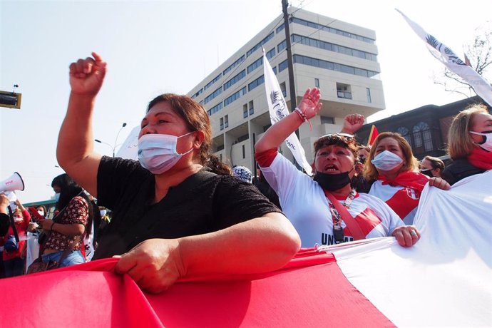 Manifestación en Lima, la capital de Perú, contra el primer ministro, Guido Bellido, por las acusaciones de una preunta agresión verbal a la congresista Patricia Chirinos. 