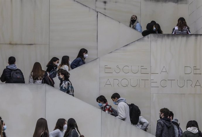 Archivo - Varios estudiantes acuden a clases en una facultad de la Universidad Politécnica de Valencia (UPV)