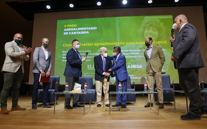 El presidente Revilla inaugura la quinta edición del Foro Agroalimentario de Cantabria