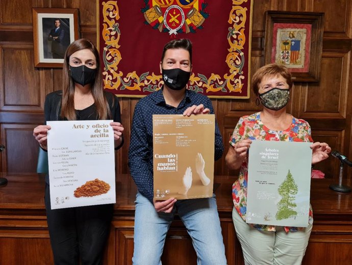 Presentación de los carteles de las exposiciones en los Alfares de los hermanos Górriz.