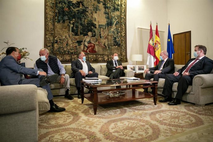 Reunión entre el presidente de C-LM, Emiliano García-Page, y el consejero de Agricultura, Agua y Desarrollo Rural, Francisco Martínez Arroyo, con el presidente de Ferecam, Herminio Molina