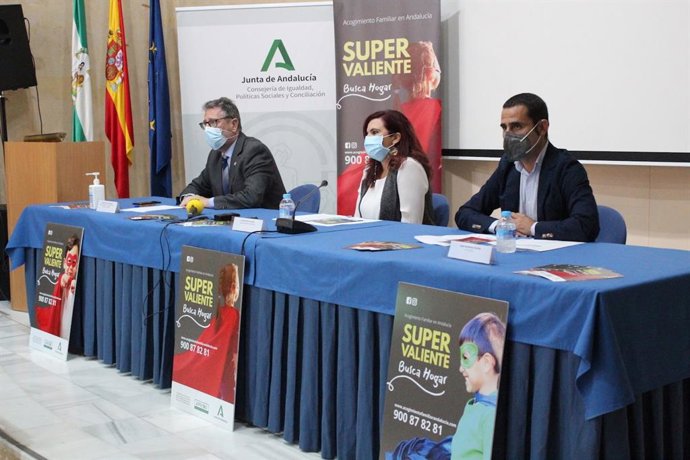 Presentación de la campaña 'Súper Valiente busca hogar' en Huelva.