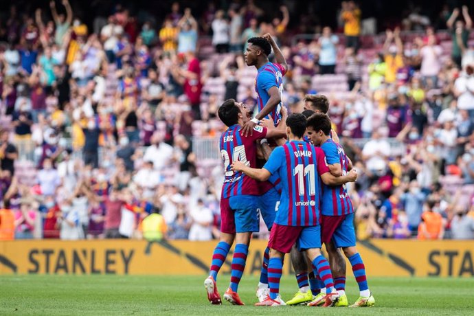 El futbolista del FC Barcelona, Ansu Fati, celebra un gol en su regreso a los terrenos de juego.