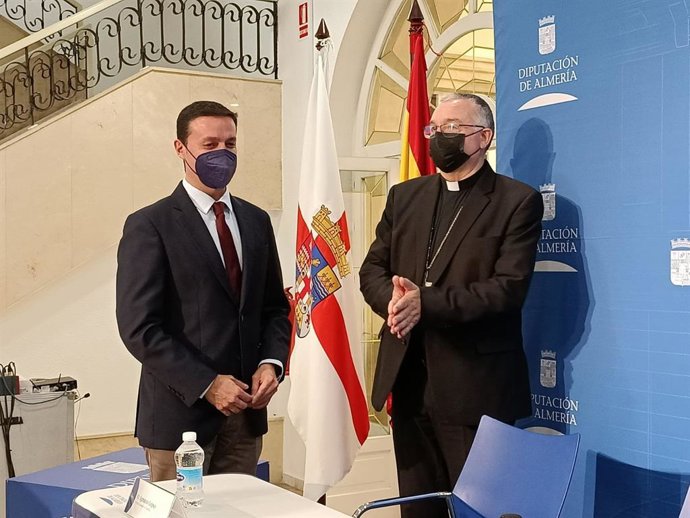 El presidente de la Diputación de Almería, Javier Aureliano García, y el obispo coadjutor, Antonio Gómez Cantero.