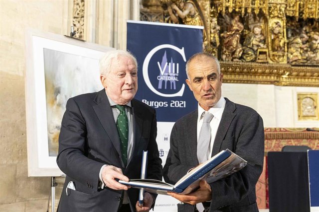 El Artista Pepe Carazo Con El Vicepresidente De La Fundación De La Catedral, Antonio Miguel Méndez Pozo.