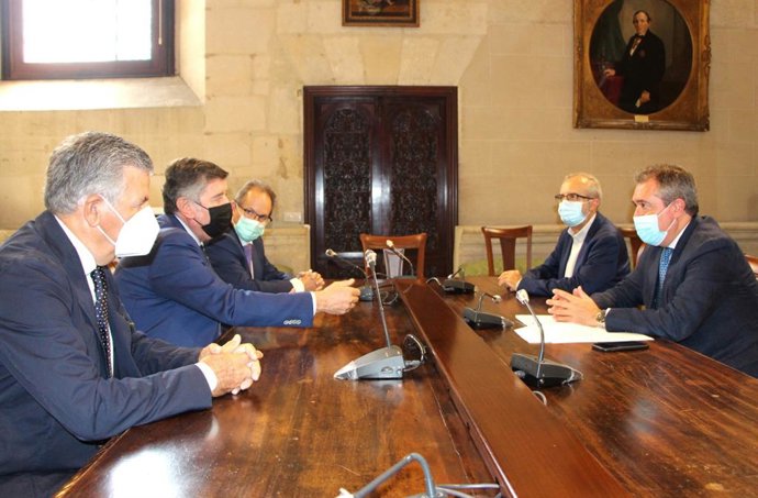 Encuentro entre el Colegio de Farmacéuticos y el Ayuntamiento de Sevilla