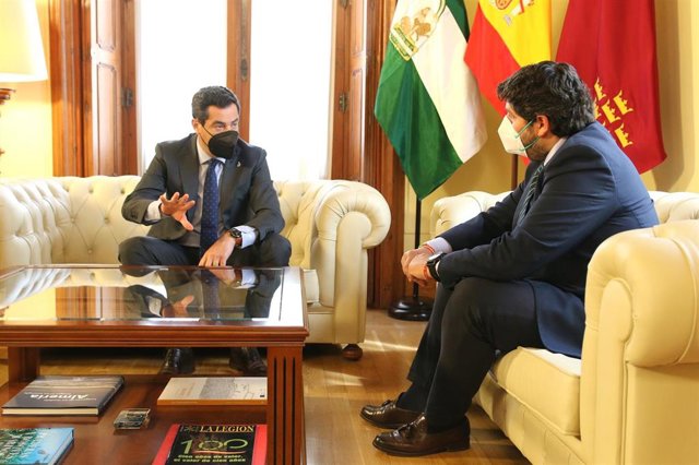 Archivo - Los presidentes de Andalucía, Juanma Moreno (I), y Murcia, Fernando López Miras (d), durante una reunión en Almería el 19 de abril 2021