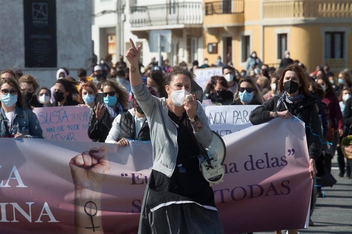 Archivo - Varias mujeres participan en una manifestación en apoyo a las 87 mujeres que en 2019 fueron grabadas sin autorización mientras orinaban en la vía pública durante la fiesta de A Maruxaina en 2019 y cuyos vídeos se publicaron en páginas web po