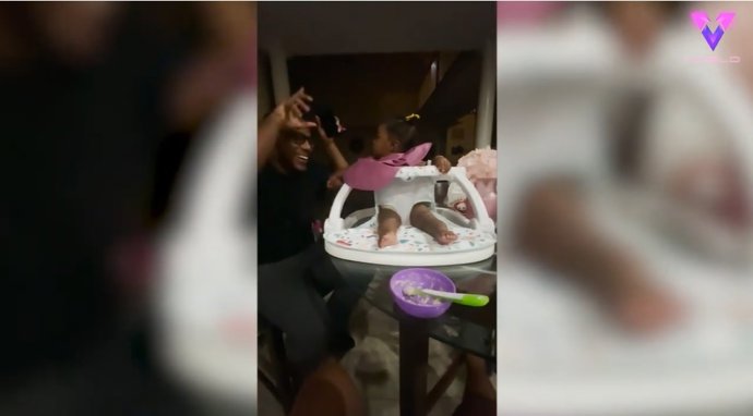 Este es el divertido momento en que una bebé descubre que su padre tiene un hermano gemelo