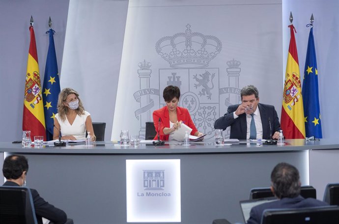 (I-D) La vicepresidenta segunda y ministra de Trabajo y Economía Social, Yolanda Díaz; la ministra Portavoz, Isabel Rodríguez; y el ministro de Inclusión, Seguridad Social y Migraciones, José Luis Escrivá, en rueda de prensa posterior al Consejo de Mini