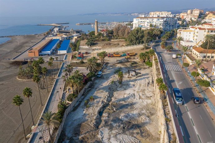 Obras en Estepona para la construcción del proyecto que permitirá crear un amplio espacio público que generará un balcón hacia el Mediterráneo y que incluirá un equipamiento sociocultural, zona comercial y de restauración, junto al Faro.