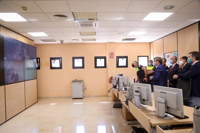 El alcalde de Málaga, Francisco de la Torre; los concejales de Ordenación del Territorio, Seguridad y distrito Málaga Este, Raúl López, Avelino Barrionuevo y Carlos Conde,  y el presidente de la Apoma, Antonio López, en el Centro Municipal de Emergencias